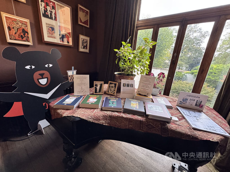 奧特里克基金會擺放多本台比合作的漫畫作品。現場也可見「喔熊」的身影。中央社記者吳柏緯布魯塞爾攝 114年10月22日