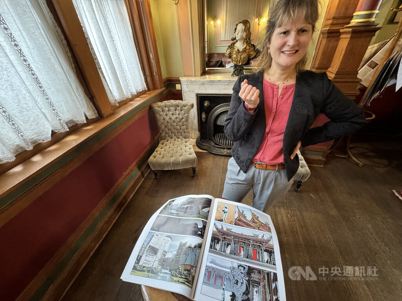 透過漫畫,比利時漫畫雜誌編輯羅蘭對台北美食、筊杯儀式印象深刻。中央社記者吳柏緯布魯塞爾攝 114年10月22日