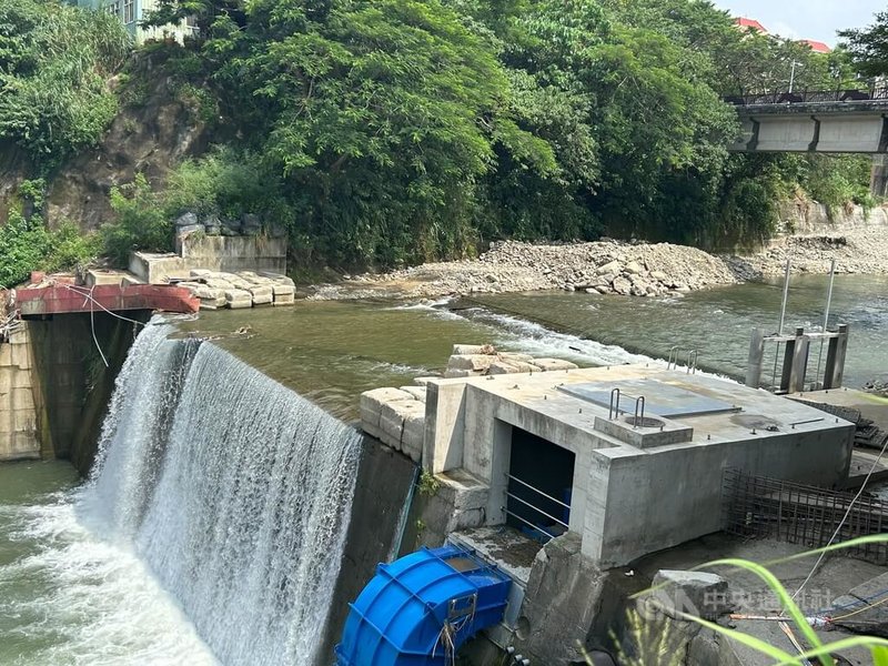 食水嵙溪電廠是全台首座由縣市政府主導開發,並在區域排水設置的小水力發電。一期工程已於民國113年7月完工啟用,二期擴建正緊鑼密鼓,計畫在下游跌水工增設機組,利用尾水再次發電。中央社記者林孟汝攝 114年10月22日