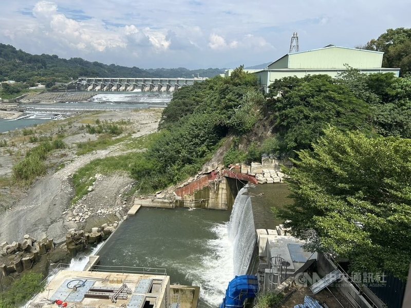 台中市水利局局長范世億指出,石岡壩展覽館、水資源回收中心與小水力電廠,共同形成「環教黃金三角」,可進一步培養民眾對綠能的支持。中央社記者林孟汝攝 114年10月22日