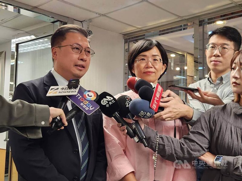 民進黨立委蘇巧慧(中)22日赴民進黨中央黨部遞交參選意願表,希望在2026代表民進黨成為新北市長候選人。民進黨組織部主任張志豪(左)接下意願表。中央社記者葉素萍攝 114年10月22日