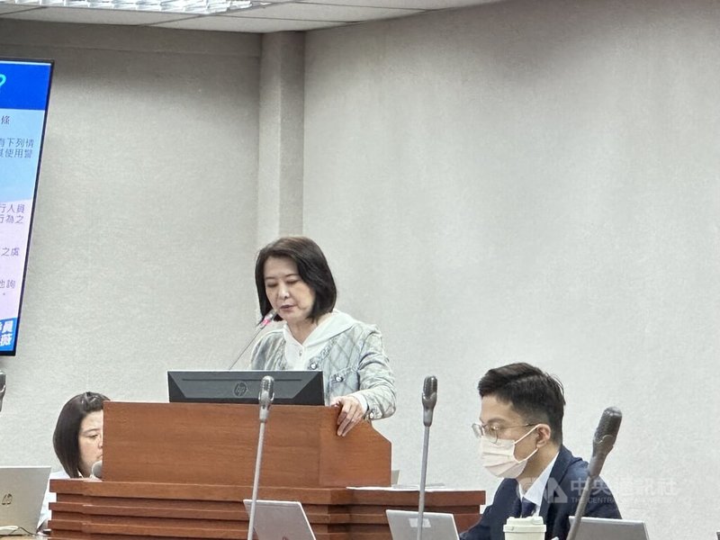 檢警偵辦閃兵案,對藝人陳柏霖、修杰楷等4人拘提上銬引發討論。國民黨立法委員王鴻薇(中)22日在立法院司法及法制委員會提出,針對閃兵案藝人遭拘提到案上銬(使用戒具)標準不一,是否應有一致性的做法。中央社記者劉世怡攝 114年10月22日