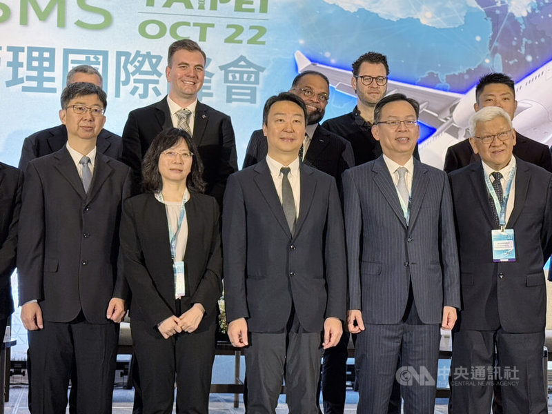交通部民航局22日舉辦2025飛航安全管理國際峰會,會中交通部長陳世凱(前中)說,今年航空載運量可望超越疫情前。中央社記者余曉涵攝 114年10月22日
