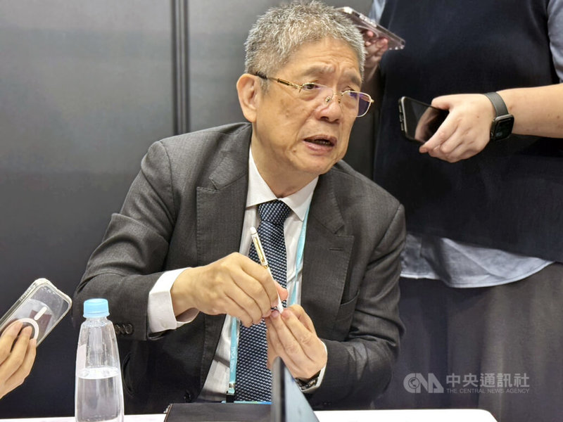 工具機廠東台董事長嚴瑞雄(圖)22日表示,第4季工具機市況持續偏弱,預估集團第4季業績持平,業外挹注有機會較第3季轉盈。 中央社記者鍾榮峰攝 114年10月22日