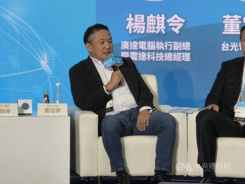 CCL大廠台光電董事長董定宇出席「TPCA Show領袖高峰會」,他表示,中美貿易戰是長期趨勢,台廠產能布局out of China(去中國化)有道理,但out of Taiwan(去台灣化)完全沒道理。中央社記者江明晏攝 114年10月22日