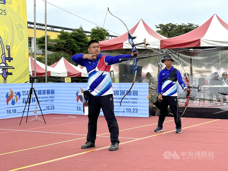 114年全國運動會22日進行最後一天射箭賽事,其中男子反曲弓決賽,由代表台北市的鄭祥輝(左)以6比2獲勝,拿下個人在全運會的首面金牌,終結連續2屆都止步8強的惡夢。中央社記者黎建忠攝 114年10月22日