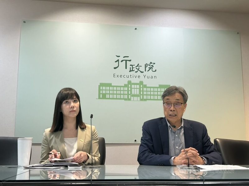 台灣出現首例疑似非洲豬瘟案例,行政院長卓榮泰22日主持「非洲豬瘟中央災害應變中心」會議,行政院發言人李慧芝(左)會後與農業部長陳駿季(右)共同舉行記者會說明會議內容。中央社記賴于榛攝 114年10月22日