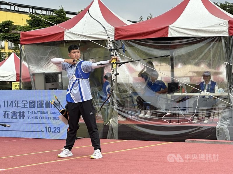 114年全國運動會持續在雲林登場,22日進行最後一天射箭賽事,代表新北市出賽的「湯包」湯智鈞(前)在男子組射箭反曲弓個人對抗賽4強戰落敗,無緣衛冕金牌。中央社記者黎建忠攝 114年10月22日