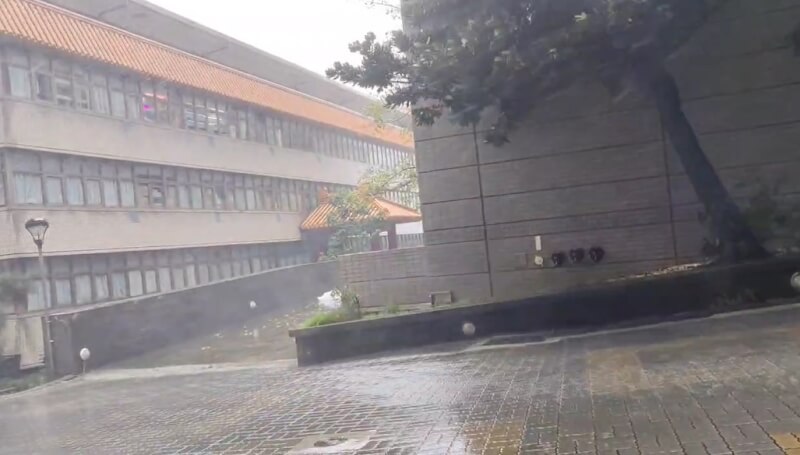 文化大學22日上午宣布,22日課程全面改採遠距教學,行政人員除協助校園安全、修繕等急迫性工作者,採遠距居家上班為原則。(讀者提供)中央社記者許秩維傳真 114年10月22日