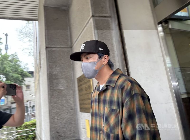 藝人閃兵案延燒,檢警22日拘提Energy團員坤達到案,新北地檢署複訊後,依妨害兵役治罪條例等諭知50萬元交保。中央社記者曹亞沿攝 114年10月22日