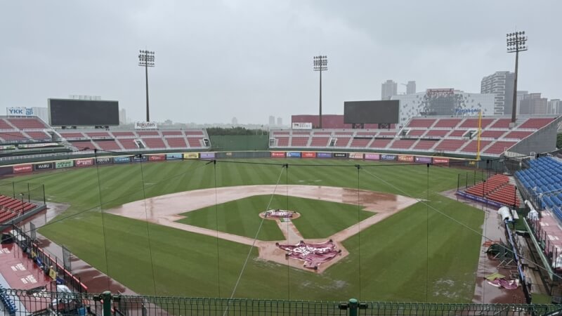 中職總冠軍賽第4戰因樂天桃園球場連日降雨場地積水，延期舉辦。（圖取自facebook.com/heartbaseball）