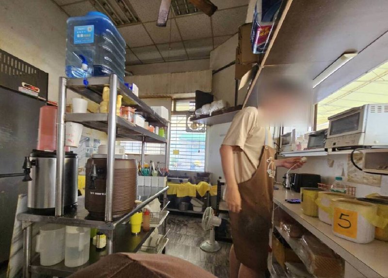 台中市警察局第六分局22日說明,網路巡邏發現疑似詐騙徵才訊息,要求應徵者將提款卡放入包裹後丟棄在草叢,員警變裝成早餐店員埋伏,逮獲64歲車手。(民眾提供)中央社記者郝雪卿傳真 114年10月22日