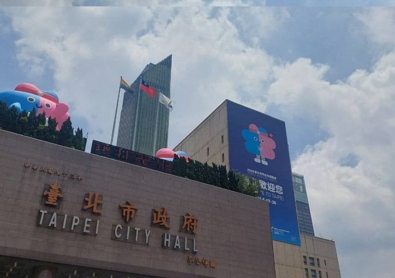 台北市政府表示,台灣同志遊行25日登場,當天將於市府大樓前廣場升起新版進步驕傲旗,藉此象徵城市尊重差異、支持平等的價值,並展現對同志族群的友善與關懷。(北市府提供)中央社記者劉建邦傳真 114年10月22日