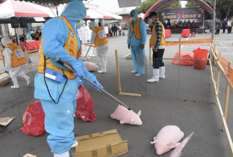 台灣爆發首例疑似非洲豬瘟案例,彰化縣環保局22日指出,已要求鄉鎮市公所清潔隊及民間業者,將廚餘送到溪州焚化爐處理,照片為彰化縣府舉辦防非洲豬瘟演習時情形。(彰縣府提供)中央社記者吳哲豪傳真 114年10月22日