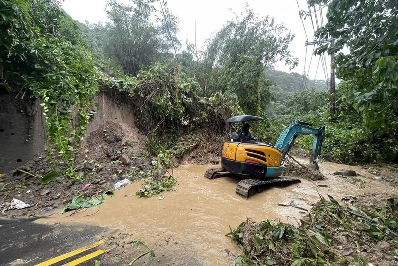 新北淡水區坪頂路22日發生邊坡護欄圍籬及土石滑落災情,新北市府已派機具及人員搶修。(養工處提供)中央社記者王鴻國傳真 114年10月22日