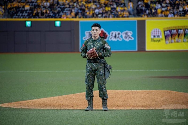 中職總冠軍賽21日在台北大巨蛋進行第3戰,主場球隊樂天桃猿隊邀請在花蓮光復救災時,贈與女童帽子的暖心士官長陳保宏擔任開球嘉賓。(軍聞社提供)中央社記者吳書緯傳真 114年10月22日