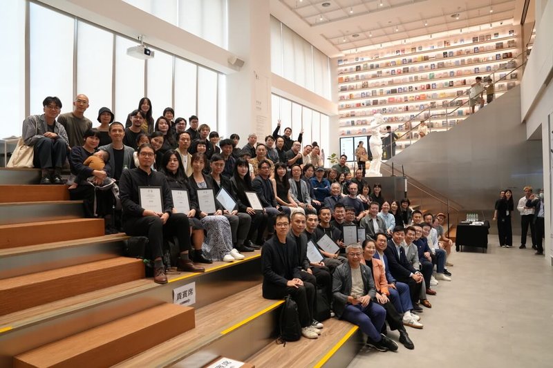 國內知名「ADA新銳建築獎」首度推向日本,25日起將在東京港區SHIBAURA HOUSE舉辦「A Joint Future:TAIWAN ADA Awards in JAPAN」展覽,14名台日年輕建築師將透過建築創作展開多元對話。圖為2024「ADA新銳建築獎」頒獎典禮上,年輕得獎者齊聚一堂。(台北市建築世代會提供)中央社記者邱祖胤傳真 114年10月22日