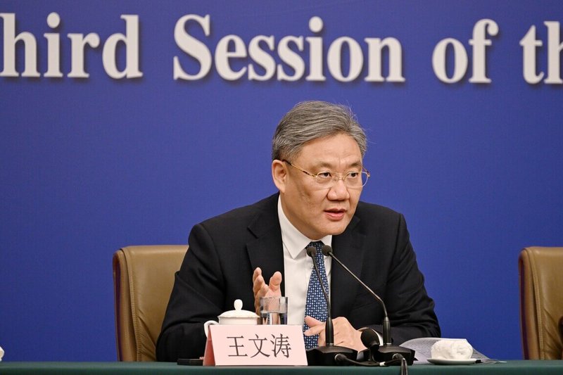 中國商務部部長王文濤昨天與荷蘭經濟部長卡雷曼斯通話，談及安世半導體事宜，促荷方盡快妥善解決問題。圖為王文濤今年3月出席記者會時情況。（中新社提供）中央社   114年10月22日