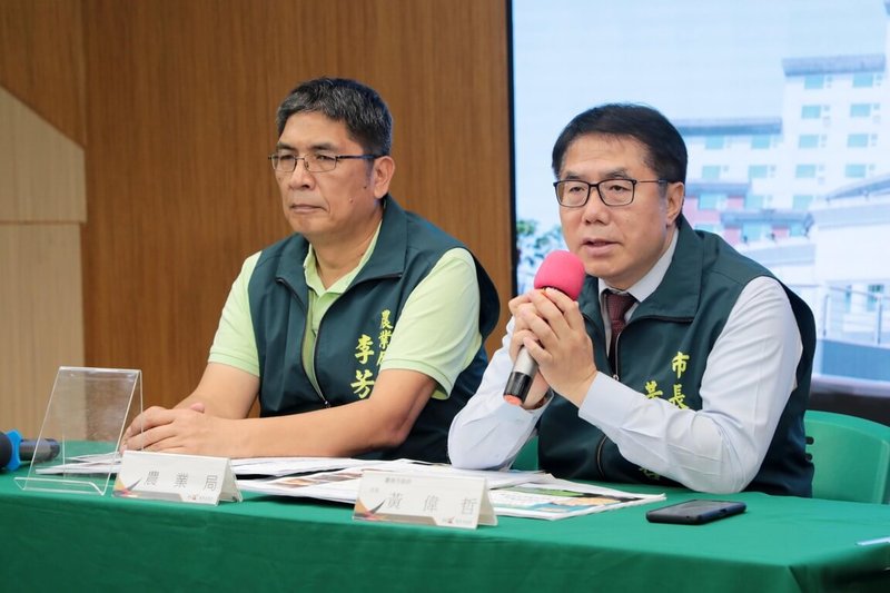 台中梧棲養豬場爆發首例疑似非洲豬瘟案例;台南市長黃偉哲(右)22日宣布從第二預備金撥付1000萬元因應,嚴防疫情蔓延。(台南市政府提供)中央社記者張榮祥台南傳真 114年10月22日