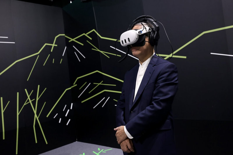 文化部長李遠22日前往2025台灣文化科技大會(TTXC),現場體驗VR作品「雲在兩千米」。(文化部提供)中央社記者王寶兒傳真 114年10月22日