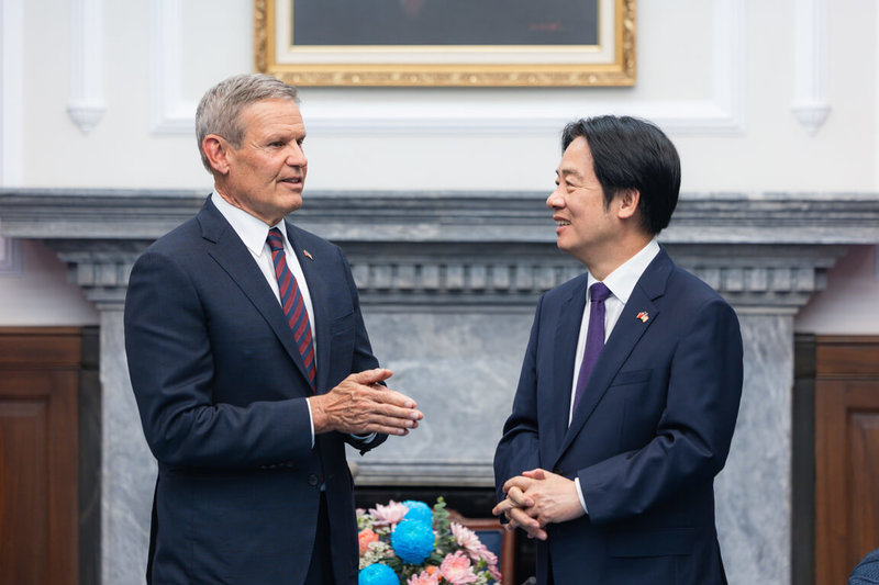 總統賴清德(右)21日接見美國田納西州州長李比爾(左)訪團時表示,歡迎李比爾宣布田納西州將在台灣設立辦事處,希望未來在各領域擴大合作機會。(總統府提供)中央社記者溫貴香傳真 114年10月22日