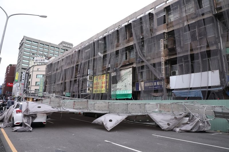 台中市北區中央市場鷹架22日下午因強風倒塌,造成多台汽機車受損,一名民眾肢體擦傷,幸無大礙。(台中市政府提供)中央社記者郝雪卿傳真 114年10月22日