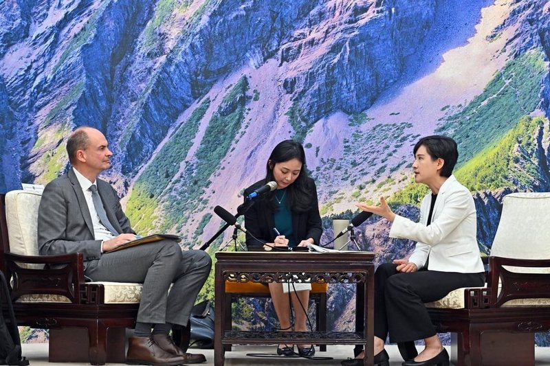 行政院副院長鄭麗君(右)22日接見歐盟成長總署副總署長甘布斯(Hubert Gambs)(左)等人,交流循環經濟、綠色潔淨科技等議題。(行政院提供)中央社記者賴于榛傳真 114年10月22日