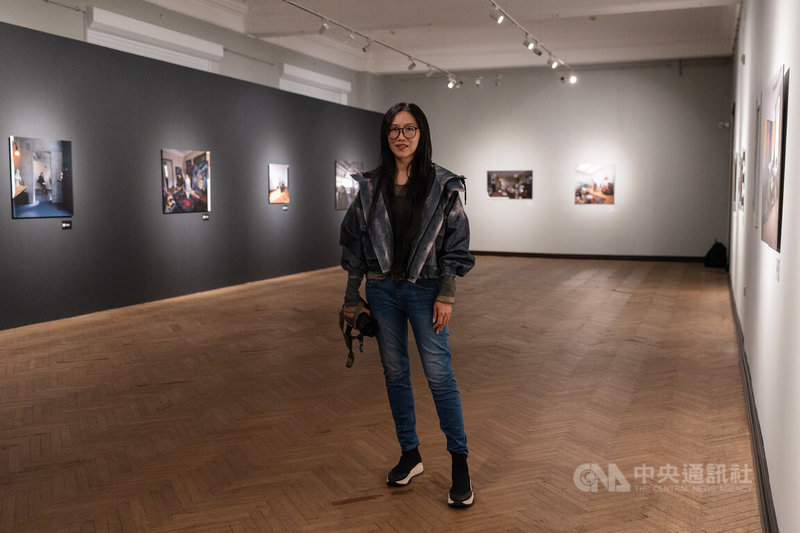藝術家何孟娟近期在烏克蘭舉辦攝影展「未來之前」,以影像紀錄15位烏克蘭女性藝術家在戰爭下的生命經驗。何孟娟注意到,烏克蘭表面恢復的生活背後,民眾依然承受著創傷與壓力。中央社記者陳彥婷基輔攝 114年10月22日