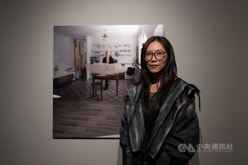 藝術家何孟娟近期在烏克蘭舉辦「未來之前」攝影展，以影像紀錄15位烏克蘭女性藝術家在戰爭下的生命經驗。圖為何孟娟與藝術家布里雅尼克的肖像，布里雅尼克因入住藝術村被迫使用俄語感到強烈壓力，一夜白頭。中央社記者陳彥婷基輔攝　114年10月22日