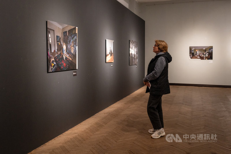 藝術家何孟娟近期在烏克蘭舉辦攝影展「未來之前」,以影像紀錄15位烏克蘭女性藝術家在戰爭下的生命經驗。圖為烏克蘭民眾在現場觀賞展覽。中央社記者陳彥婷基輔攝 114年10月22日