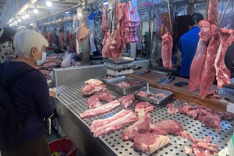 國內疑似爆發重大動物傳染病,台灣出現首例疑似非洲豬瘟案例。自22日12時起全國豬隻禁運禁宰(5天,視後續狀況延長)、22日起全面禁止使用廚餘養豬、進行全國各肉品市場全面落實場內與運輸車清消作業。由於豬肉市場將受到影響,民眾前往北投中繼市場購買豬肉。中央社記者徐肇昌攝 114年10月22日