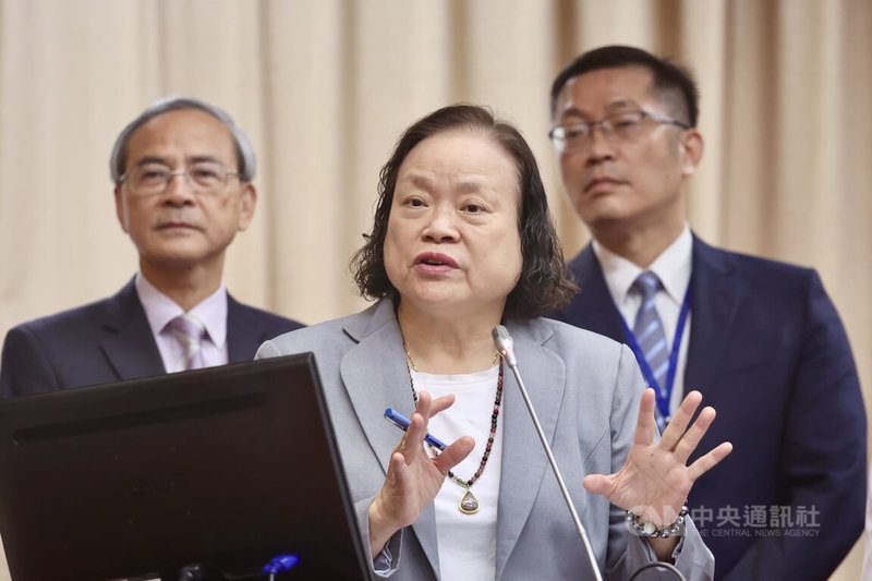 立委關注2025年經濟成長率,行政院主計總處主計長陳淑姿(前中)22日在立法院表示,本來預估因為關稅因素會減少很多,所以主計總處預估2025年國內生產毛額(GDP)成長4.45%,有點低估,但是按第3季情況預估,至少會達5%。中央社記者王飛華攝 114年10月22日
