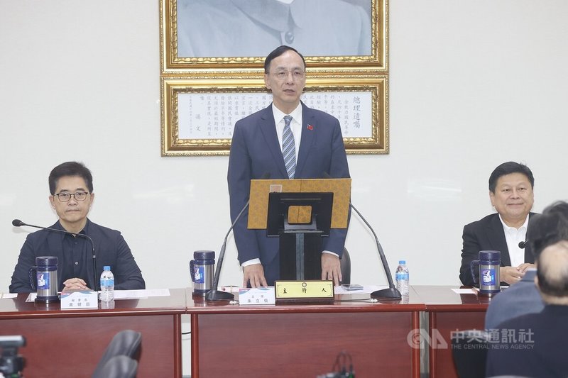 國民黨主席朱立倫(中)22日下午在國民黨中央黨部主持立法院第11屆第4會期黨團幹部布達授證典禮並致詞。左為國民黨祕書長黃健庭、右為國民黨立法院黨團總召傅崐萁。中央社記者郭日曉攝 114年10月22日