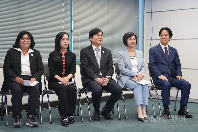 身兼民進黨主席的總統賴清德(右)22日在民進黨中央黨部出席民進黨縣市長提名記者會,介紹民進黨立委陳瑩(左2)參選台東縣長、宜蘭縣信賴之友會理事長林國漳(中)參選宜蘭縣長、民進黨立委王美惠(左)參選嘉義市長、民進黨立委何欣純(右2)參選台中市長。中央社記者徐肇昌攝 114年10月22日