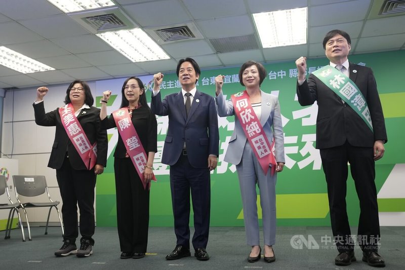 身兼民進黨主席的總統賴清德（中）22日在民進黨中央黨部出席民進黨縣市長提名記者會，民進黨立委陳瑩（左2）將參選台東縣長、宜蘭縣信賴之友會理事長林國漳（右）將參選宜蘭縣長、民進黨立委王美惠（左）將參選嘉義市長、民進黨立委何欣純（右2）將參選台中市長。眾人在記者會振臂喊出「凍蒜」口號。中央社記者徐肇昌攝　114年10月22日
