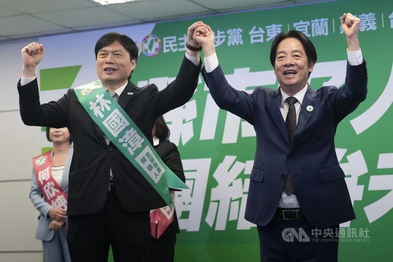 身兼民進黨主席的總統賴清德(右)22日在民進黨中央黨部出席民進黨縣市長提名記者會,宜蘭信賴之友會理事長、律師林國漳(左)將參選宜蘭縣長,兩人牽手高喊「凍蒜」口號。中央社記者徐肇昌攝 114年10月22日