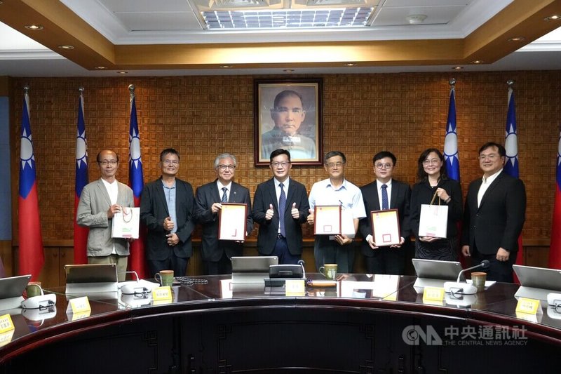 教育部22日在部務會報中,由次長張廖萬堅(左4)表揚在颱風丹娜絲及728豪雨災後重建行動中,迅速投入災區支援重建、協助媒合工班的成功大學、正修科技大學、雲林科技大學團隊。中央社記者陳至中台北攝 114年10月22日
