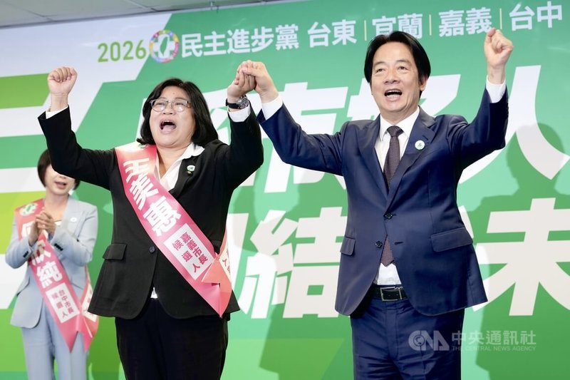 身兼民進黨主席的總統賴清德(右)22日在中央黨部出席民進黨縣市長提名記者會,黨籍立委王美惠(左)將參選嘉義市長,賴總統呼籲民主聖地的嘉義鄉親全力支持王美惠。中央社記者徐肇昌攝 114年10月22日