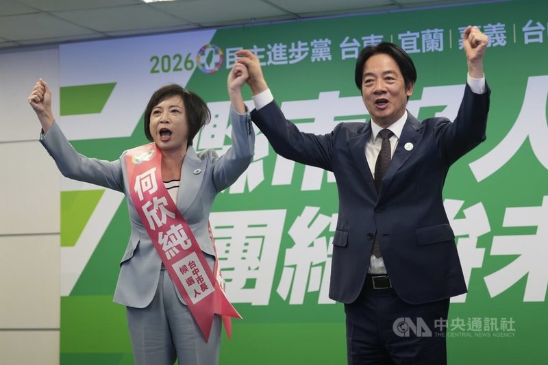 身兼民進黨主席的總統賴清德(右)22日為民進黨台中市長被提名人何欣純(左)繫上競選背帶,懇請台中父老鄉親支持何欣純接任下一任市長,讓她為台中寫下的藍圖可以實現。中央社記者徐肇昌攝 114年10月22日