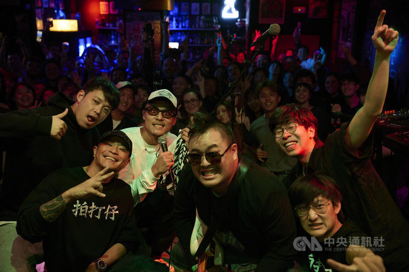 台灣流行音樂團隊Robot Swing、FRαNKIE阿法及DJ賴皮受邀赴西班牙Pro Weekend Fest國際音樂節演出後，19日在首都馬德里舉辦「台灣之夜」，展現台式音樂的多元魅力，以現場演出實力收服一票西國樂迷。中央社記者胡家綺馬德里攝 114年10月22日