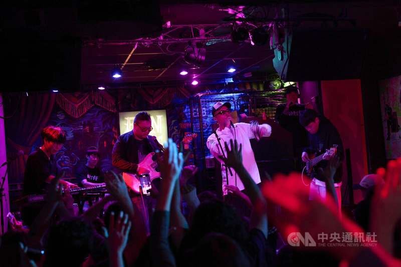 台灣流行音樂團隊Robot Swing、FRαNKIE阿法及DJ賴皮19日在西班牙首都馬德里舉辦「台灣之夜」,票房反應熱烈,觀眾將舞池擠爆,隨著張力十足的熱情演出搖擺歡呼,許多樂迷看完表演後直接變成粉絲。中央社記者胡家綺馬德里攝 114年10月22日