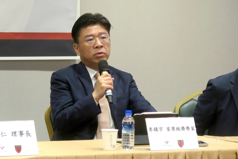 台新新光金控首席經濟學家李鎮宇22日在「2025年日本首相指名選舉暨對台日關係影響」座談會發表看法。中央社記者吳書緯攝 114年10月22日