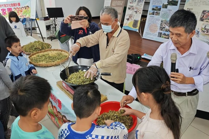 澎湖成功社區22日以「趴網」和「炒茶」等產業文化體驗,來展現社區營造成果,大小民眾熱烈參與,獲得迴響,讓這早期「靠海吃飯」的地方傳統文化產業,得以傳承延續下來。(澎湖湖西鄉公所提供)中央社 114年10月22日