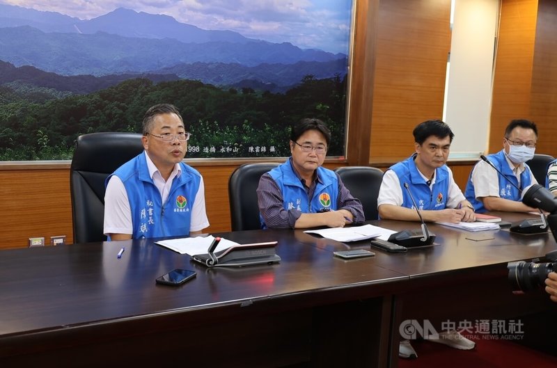 台中市梧棲區出現疑似非洲豬瘟案例。苗栗縣政府秘書長陳斌山(左1)22日下午召開應變會議表示,已派員對鄰近的苑裡地區養豬場進行訪視與環境消毒,將持續加強防疫。中央社記者管瑞平攝 114年10月22日