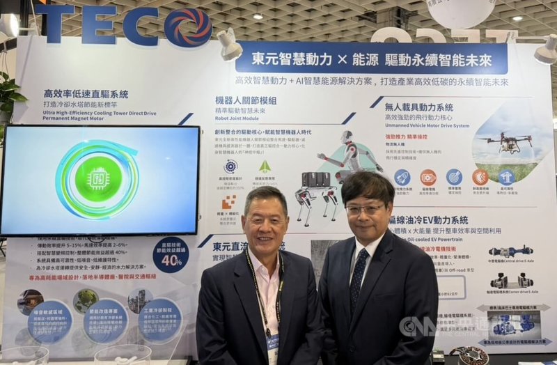 東元董事長利明献(左)22日表示,與鴻海合作「每天都有進度」,未來擴大合作,東元具備模組化資料中心建置經驗,盼切入國際主要AI資料中心供應鏈。右為東元技術長饒達仁。中央社記者鍾榮峰攝 114年10月22日