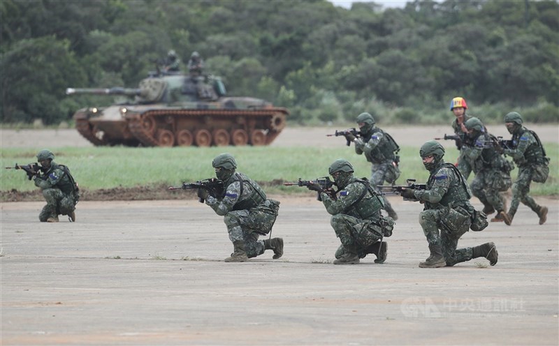 圖為陸軍裝甲542旅戰車戰鬥隊演練指管機制及反制敵機降能力。（中央社檔案照片）