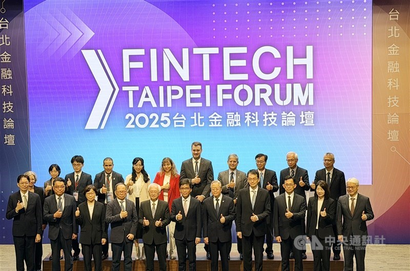 台北金融科技論壇22日登場，金管會主委彭金隆（前排右6）表示，金融科技產業聯盟正打造一個會說中文、懂金融、在地化的金融大語言模型，預計明年年底正式上線。（中央社檔案照片）