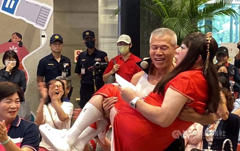 新北市社會局22日舉辦銀髮實境節目「高年級超進化」開播記者會,邀請藝人與長者分組挑戰極限運動。參與節目錄製的長者來自深坑區的黃種德,會中公主抱飾演「董月花」的主持人董至成,展現驚人肌力。中央社記者黃旭昇新北攝 114年10月22日