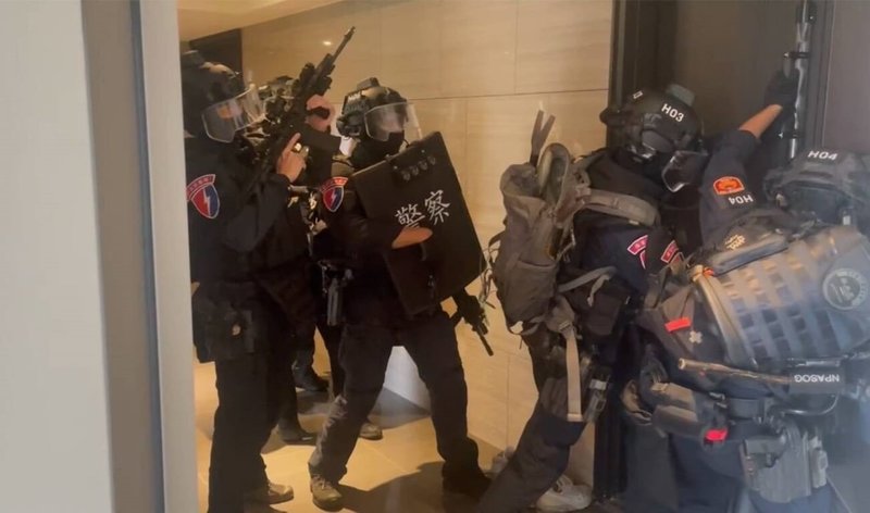 紀姓幫派成員企圖在南投擴張勢力,下令組織成員砸店,南投警方依組織犯罪逮捕紀男及12名共犯,南投地檢署依組織犯罪等起訴。圖為警方前往紀男住處逮人。(警方提供)中央社記者蕭博陽南投縣傳真 114年10月22日