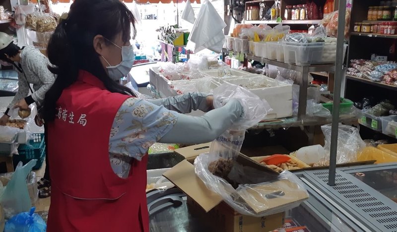 南投縣衛生局抽驗家庭與餐飲業常見醃漬蔬菜共53件，22日公布結果，其中1件酸菜及1件醃薑防腐劑及二氧化硫不合格、1件酸菜二氧化硫不合格，商品下架後續處辦。圖為稽查情形。（南投縣衛生局提供）中央社記者蕭博陽傳真　114年10月22日